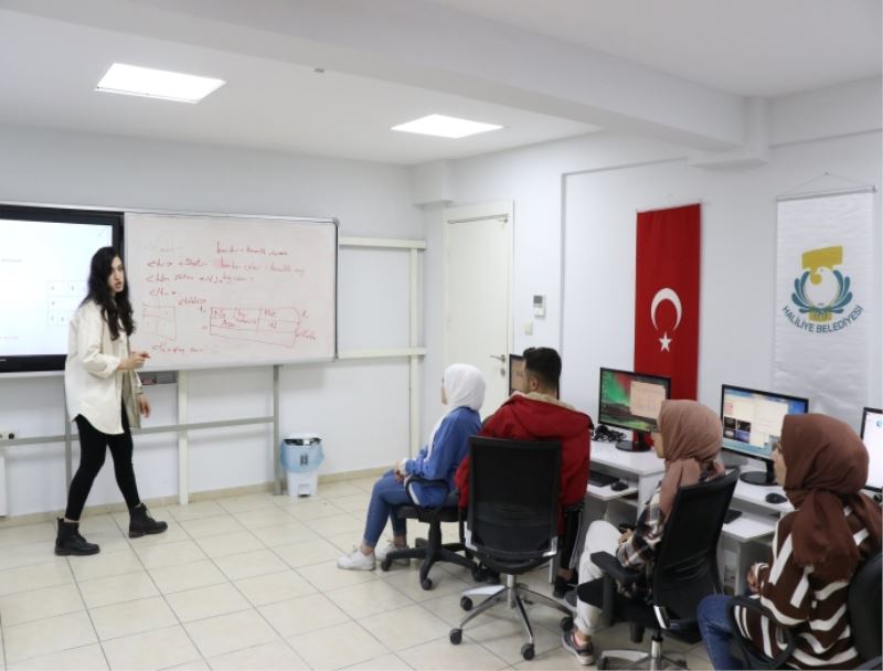 HALİLİYE BELEDİYESİ’NİN AÇTIĞI BİLGİSAYAR KURSUNA YOĞUN İLGİ SÜRÜYOR