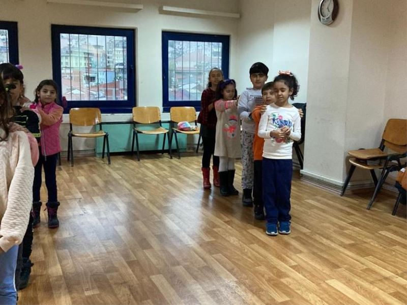 İZMEK DRAMA KURSUNA HEM ÇOCUKLAR HEM YETİŞKİNLER YOĞUN İLGİ GÖSTERİYOR