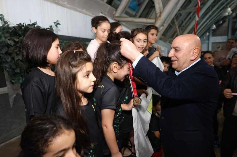 Minikler Atatürk için yüzdüler