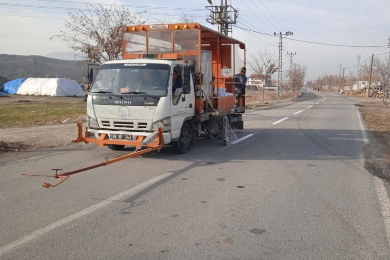 Yol çizgi çalışması devam ediyor. Daha güzel İncesu için çalışıyoruz