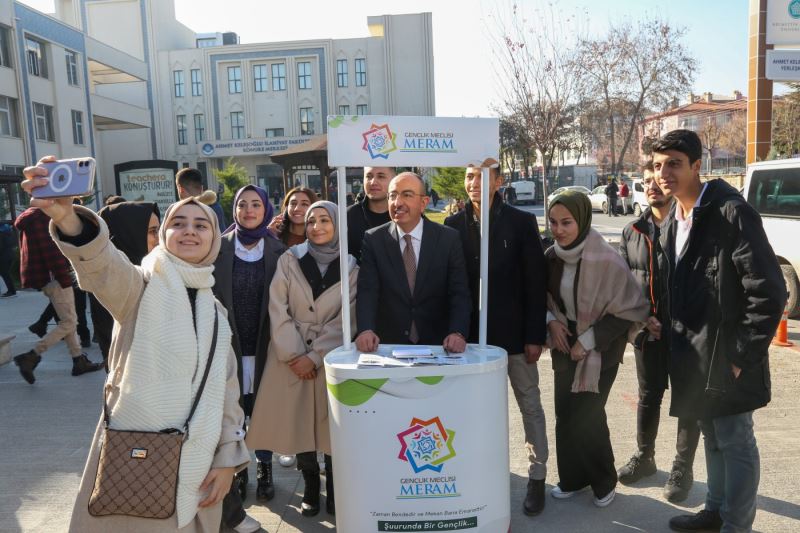 MERAM GENÇLİK MECLİSİ’NDEN ÜNİVERSİTE ÖĞRENCİLERİNE SICAK ÇORBA İKRAMI