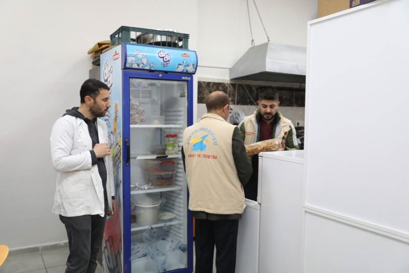 İPEKYOLU’NDAKİ OKUL KANTİNLERİ DÜZENLİ ARALIKLARLA DENETLENİYOR