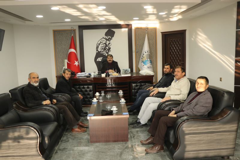 Umreden dönen cami imam hatiplerinden Belediye Başkanımız Nihat Sarı’ya iade-i ziyaret