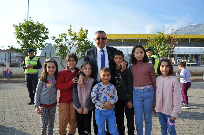 Kemer’de ‘Trafikte Okul-Jandarma Elele Birlikte Güvenli Geleceğe’ programı düzenlendi