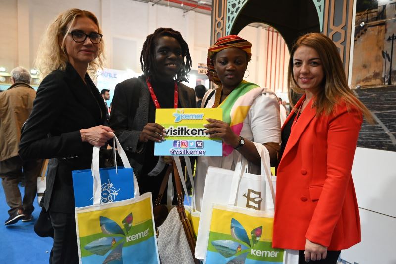 Uganda’nın Ankara Büyükelçisi Kemer standında