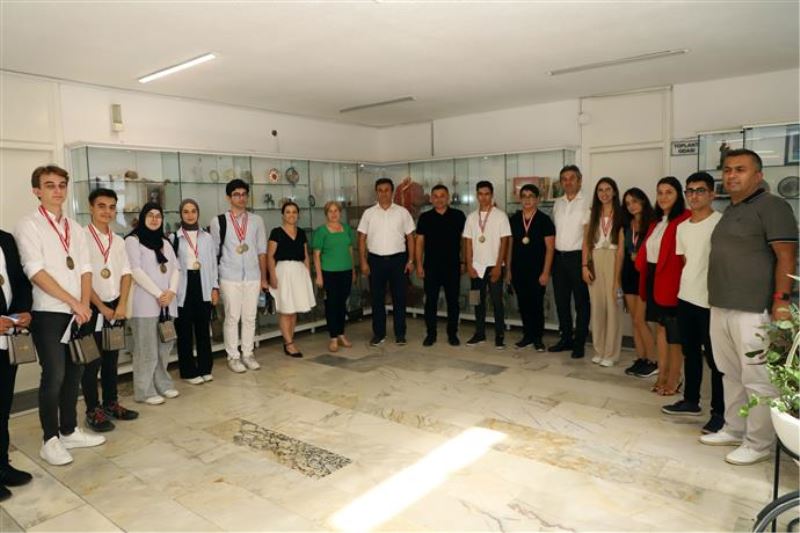 YKS ŞAMPİYONLARINDAN BAŞKAN YÜCEL’E ZİYARET