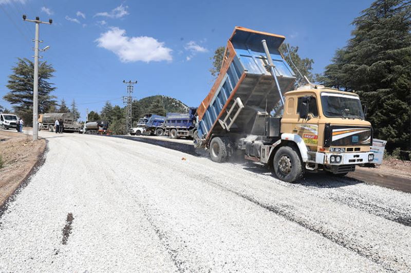 Kuzca ve Üçoluk Mahallesi  yolları asfaltla kaplanıyor