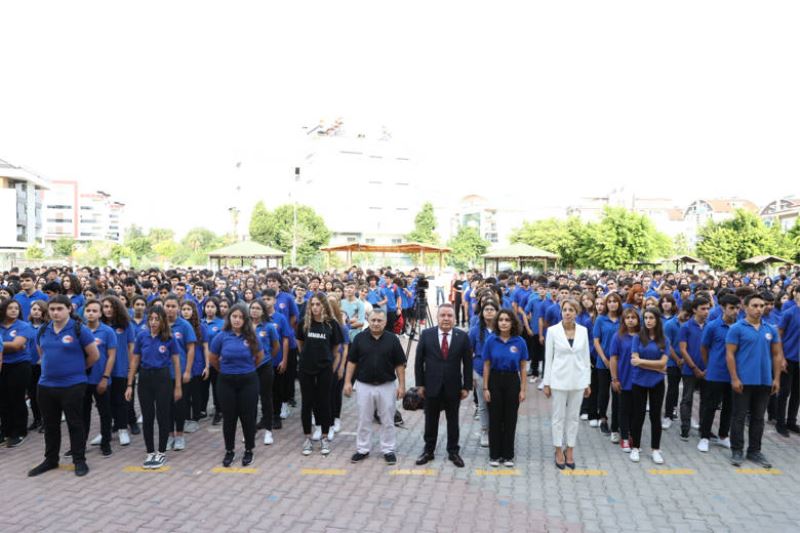 Başkan Böcek Yeni Eğitim Öğretim  Yılını Öğrencilerle Birlikte Karşıladı