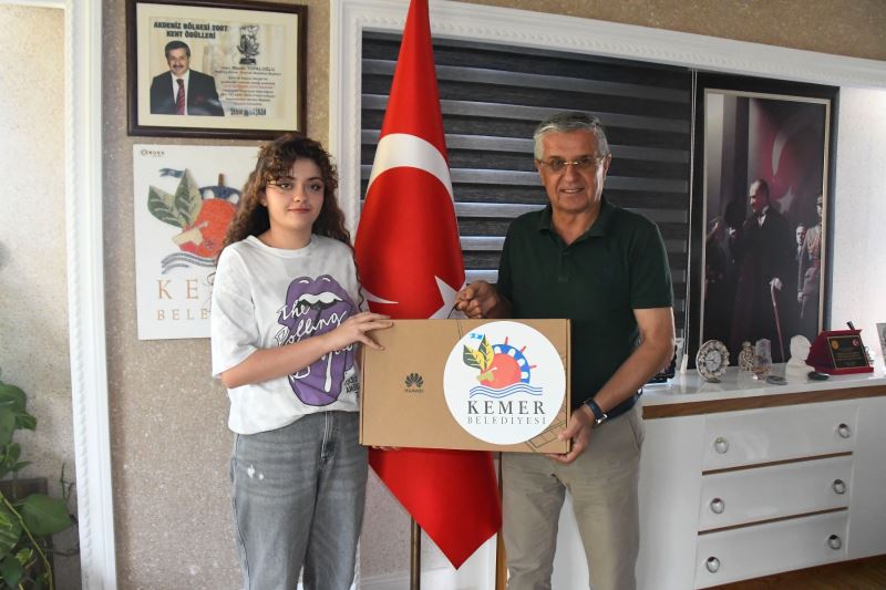 BAŞKAN TOPALOĞLU’NDAN ÖĞRENCİLERE BİLGİSAYAR VE TELEFON HEDİYESİ