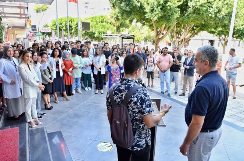 Esen, mikrofonu öğrencilere verdi