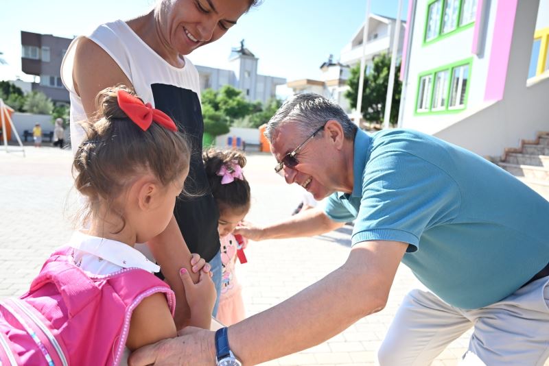 KEMER BELEDİYESİ MUSTAFA RÜŞTÜ TUNCER İLKÖĞRETİM OKULU’NU RENGARENK YAPTI