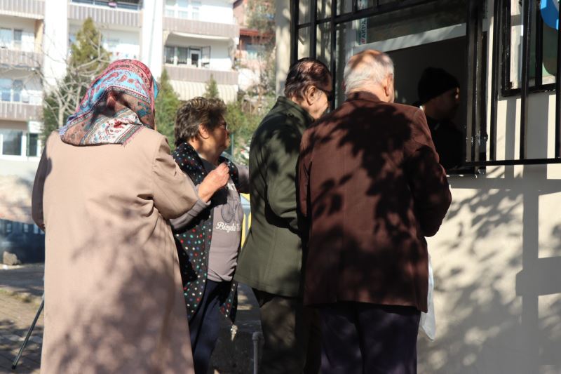 İZMİT BELEDİYESİ YÖNETİCİLERİNDEN MAHALLE MUTFAKLARI PROJESİ’NE ZİYARET