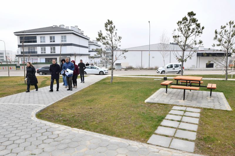 BAŞKAN ATAÇ YAPIMI SÜREN PARKLARI İNCELEDİ
