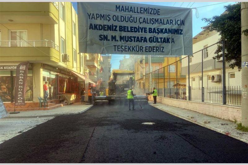 AKDENİZ’DE ASFALT SERİMİ, KİLİT TAŞI VE KALDIRIM YENİLEME ÇALIŞMALARI SÜRÜYOR
