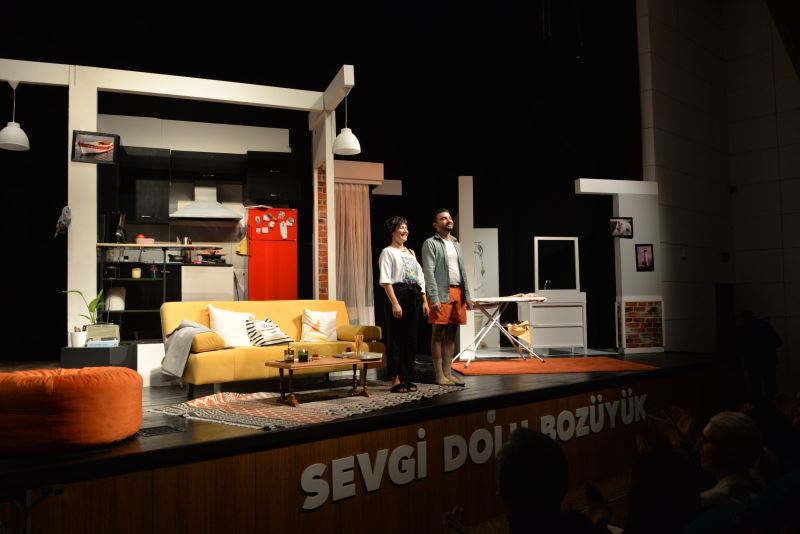 BOZÜYÜK BELEDİYE TİYATROSU “AYRILIK” İLE SAHNEDE