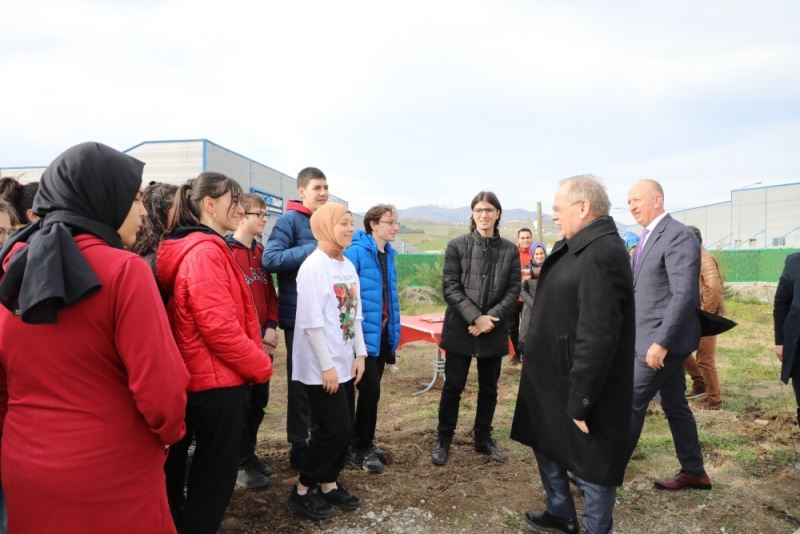 Öğrenciler talep etti, Başkan Demir sera kurdu