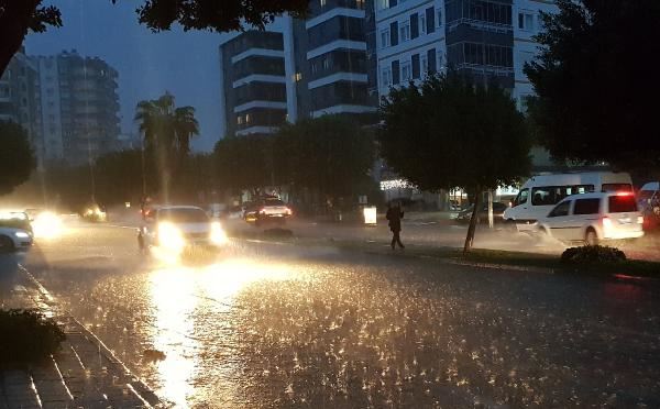 METREKAREYE 145 KİLOGRAM YAĞIŞ VE FIRTINA.. ANTALYA