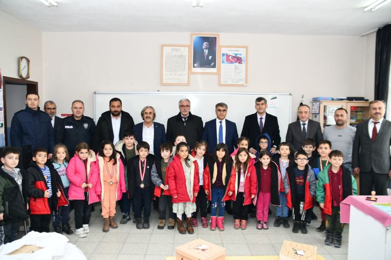 Hayırsever tarafından Bağışlanan Mont ve Ayakkabılar Öğrencilere Dağıtıldı