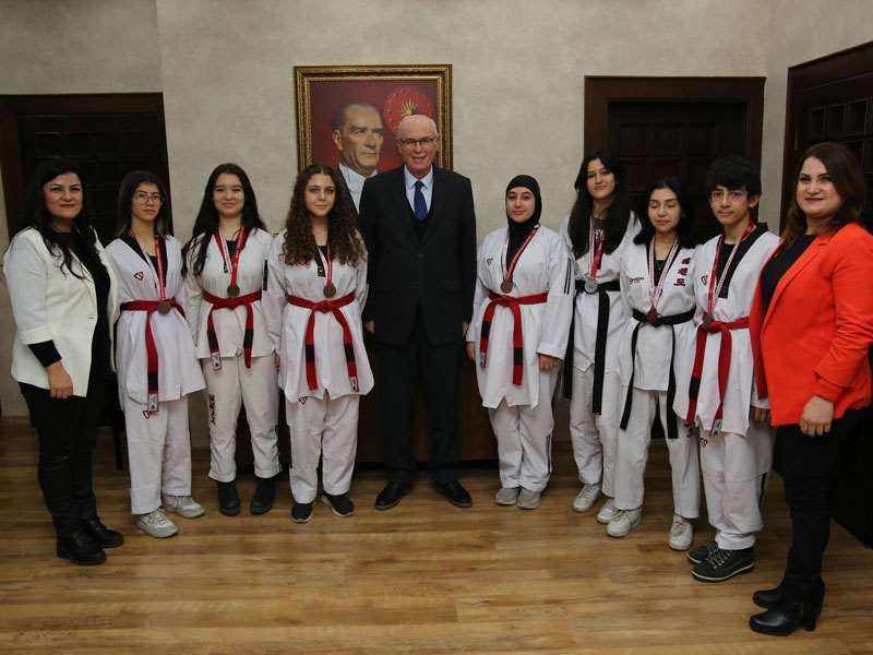 GENÇ TAEKWONDOCULARDAN BAŞKAN KURT’A TEŞEKKÜR ZİYARETİ