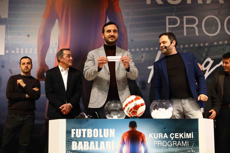 FUTBOLUN BABALARI, SAHAYA ÇIKIYOR