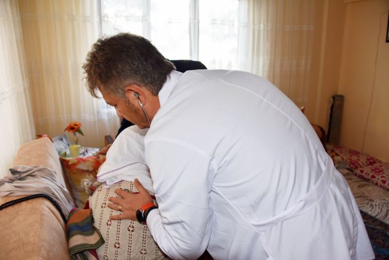 YUNUSEMRE’DEN EVDE SAĞLIK HİZMETİ YARALARA MERHEM OLUYOR