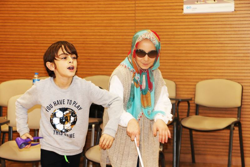 Büyükşehir’in minikleri engellilerin hayatını yaşayarak gördü