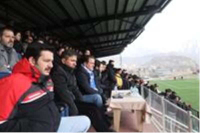 Sayın Vali/Belediye Başkan Vekilimiz, Hakkarigücü Kadın Futbol Takımı ile Beşiktaş JK Vodafone Kadın Futbol Takımı arasında oynanan müsabakayı izledi