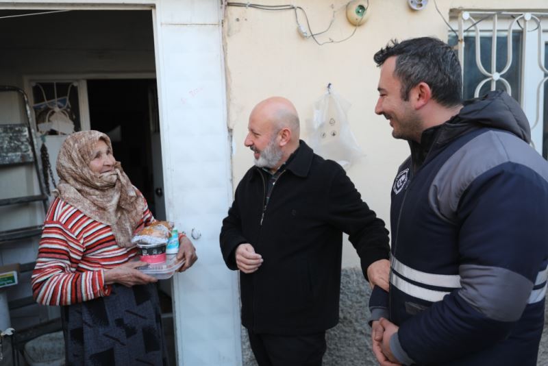 BAŞKAN ÇOLAKBAYRAKDAR’IN SÜRPRİZ ZİYARETLERİNDE KADİM BÜYÜKLER, ÖNCE ŞAŞIRDI SONRA DUA ETTİ
