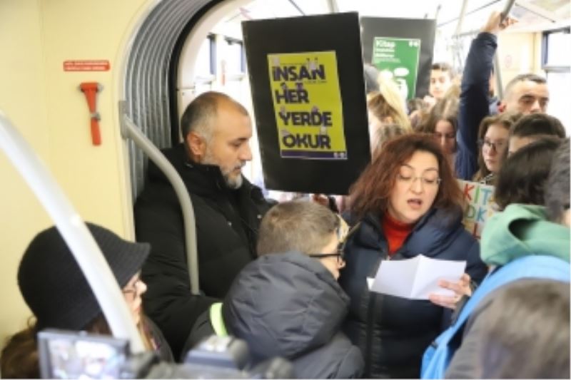 TRAMVAYDA YOLCULARA KİTAP SÜRPRİZİ