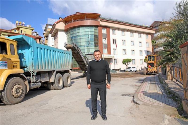 BAŞKAN YÜCEL ASFALT YENİLEME ÇALIŞMALARINI YERİNDE İNCELEDİ “ŞEHRİMİZİN ULAŞIM KONFORUNU ARTIRACAĞIZ”