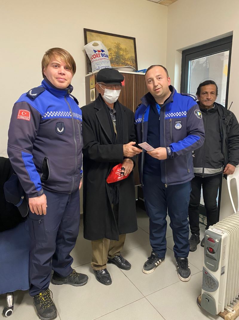 İZMİT ZABITA, PAZARDA BULUNAN 10 BİN 950 TL’Yİ SAHİBİNE ULAŞTIRDI