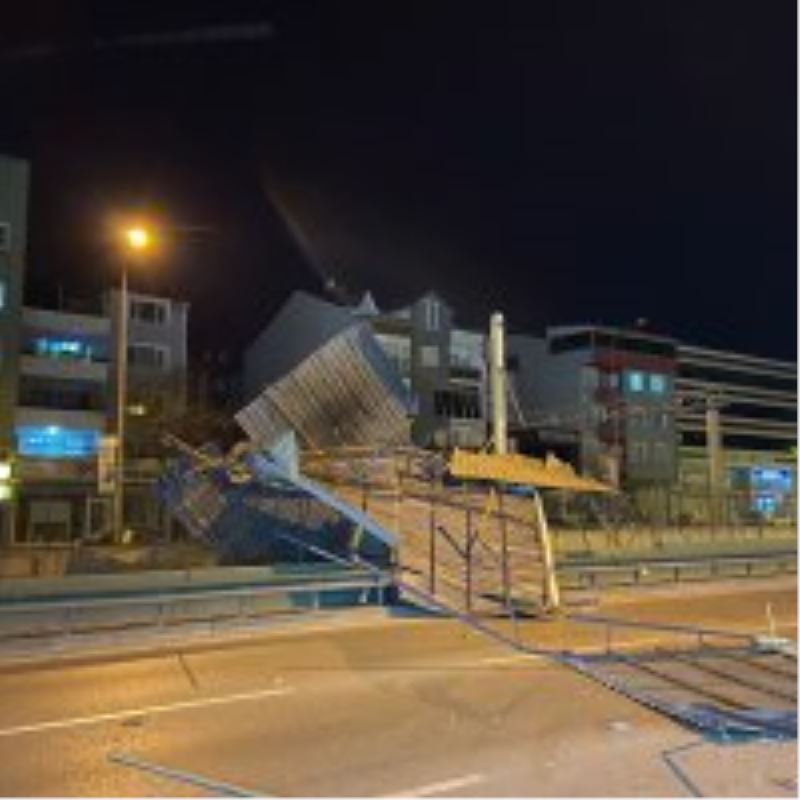 Metro hattına çatı uçtu, seferler durdu