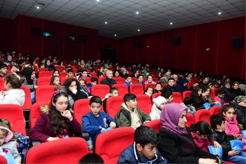 Başkan Çınar, Çocuklarla Birlikte Rafadan Tayfa-Galaktik Tayfa Sinema Filmini İzledi