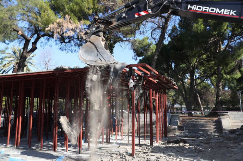 Karaalioğlu Parkı İçerisindeki İzinsiz Yapılar Yıkılıyor
