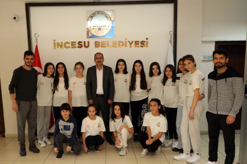 Belediye Başkanımız Av. Mustafa İlmek tişört ve eşofman desteği verdiği İncesu Gençlik ve Spor Voleybol Küçük Yıldızlar kız takımını konuk etti.