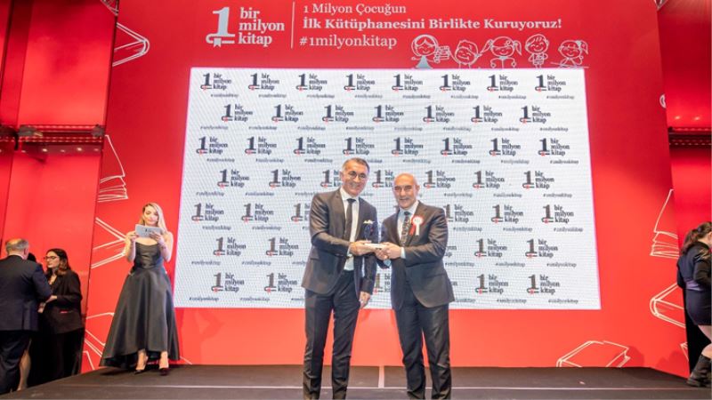 1 milyon kitap projesinin ilk kurumsal destekçisi olan Başkan Soyer: “İyiliğin ne kadar bulaşıcı olduğunu gördük”