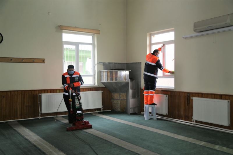 MELİKGAZİNİN CAMİLERİ SON TEKNOLOJİK ARAÇLARLA TEMİZLENİYOR