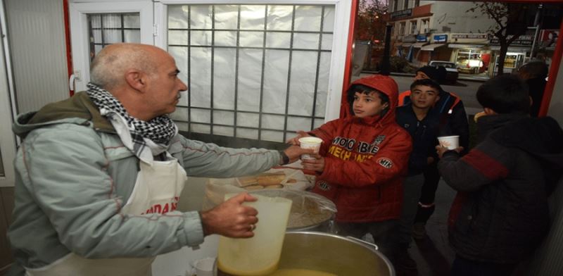 SİVEREK’TE VATANDAŞLARA SICAK ÇORBA İKRAMI