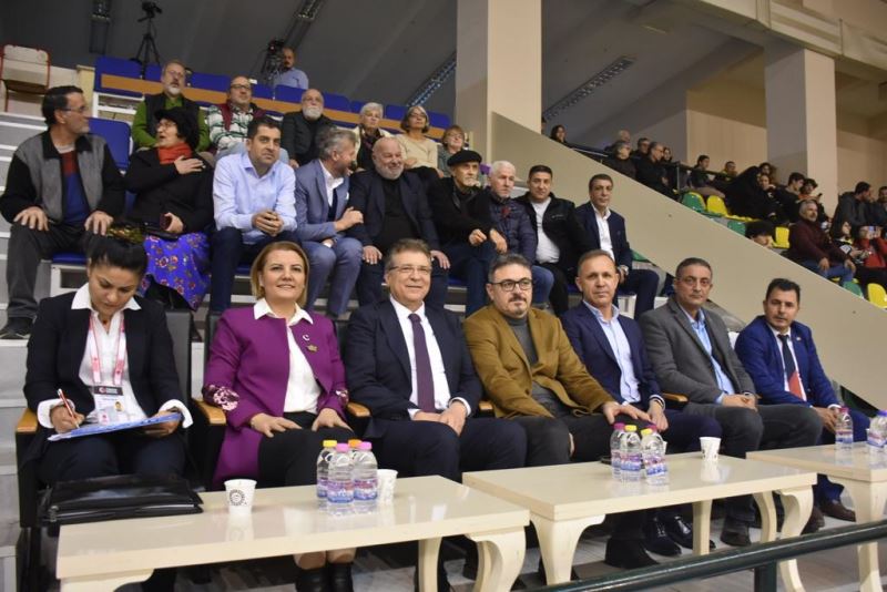 İZMİTLİ PERİLER SERİYİ SÜRDÜRDÜ: 70-75
