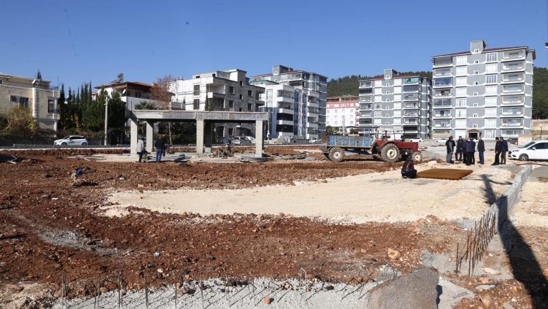 CUMHURİYET MAHALLESİ YENİ BİR PARKA KAVUŞUYOR
