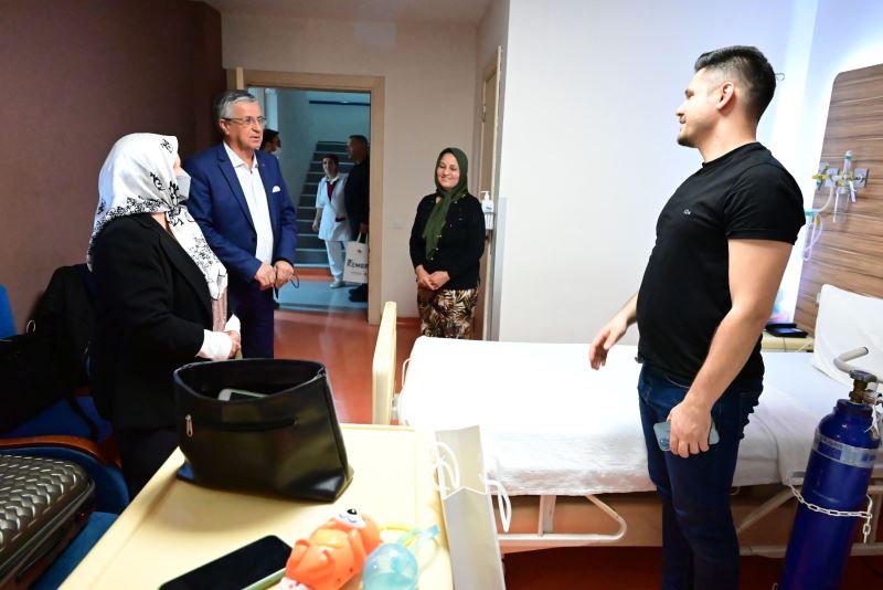 Başkan Topaloğlu’ndan hastanelerdeki hastalara ziyaret