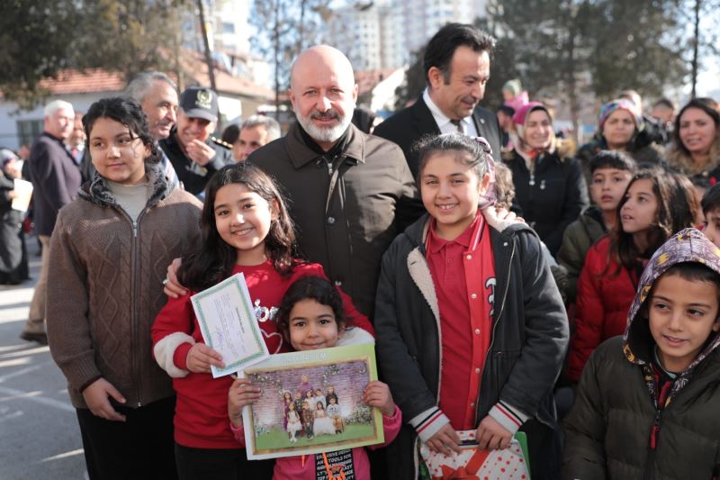 BAŞKAN ÇOLAKBAYRAKDAR, ÖĞRENCİLERİN KARNE HEYECANINA ORTAK OLDU