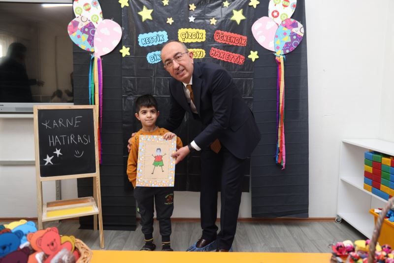BAŞKAN KAVUŞ, ÇOCUKLARIN KARNE SEVİNCİNE ORTAK OLDU