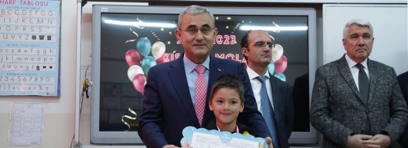 MİNİKLER KARNELERİNİ BAŞKANIMIZ IŞIK’TAN ALDI