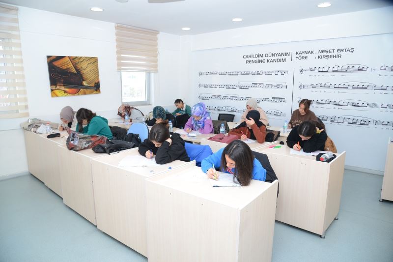 KIRŞEHİR BELEDİYESİ GENÇLİK MERKEZİ’NDE DENEME SINAVLARI YAPILIYOR