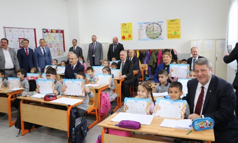Öğrenciler Yarıyıl Karnelerini Vali Karadeniz’den Aldı