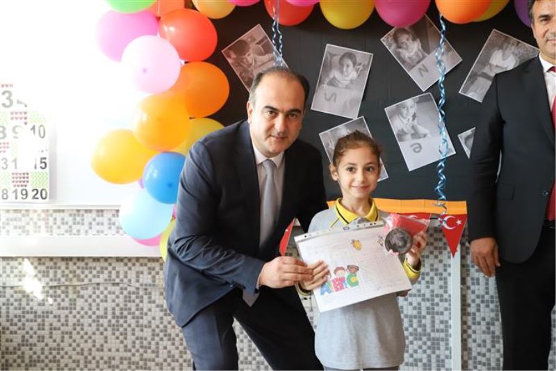 BAŞKAN YARDIMCISI ALAETTİNOĞLU ÖĞRENCİLERİN KARNE HEYECANINA ORTAK OLDU