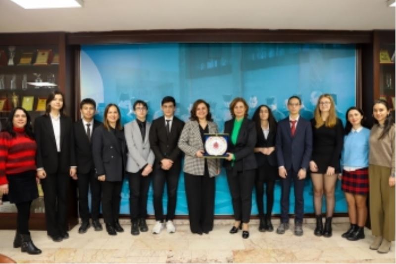 LİSELİ GENÇLERDEN ÜNLÜCE’YE TEŞEKKÜR PLAKETİ