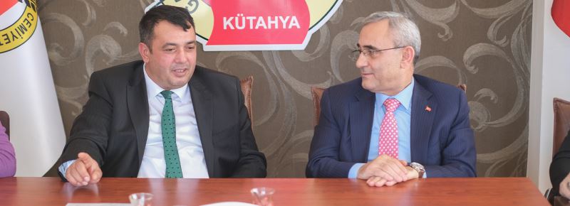 GAZETECİLER KUTSAL GÖREVİ YERİNE GETİRİYORLAR