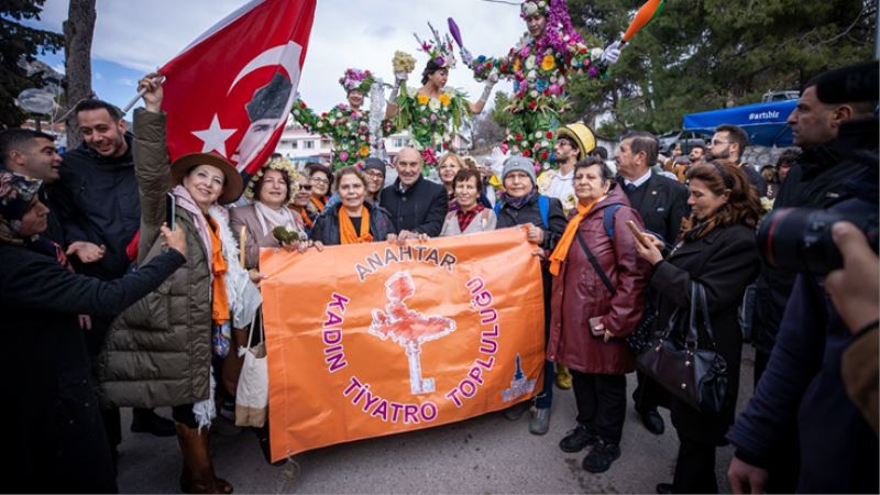 Başkan Soyer 5. Karaburun Nergis Festivali’nde konuştu: “Baharın da siyasetin de yalancısına inanmayın”